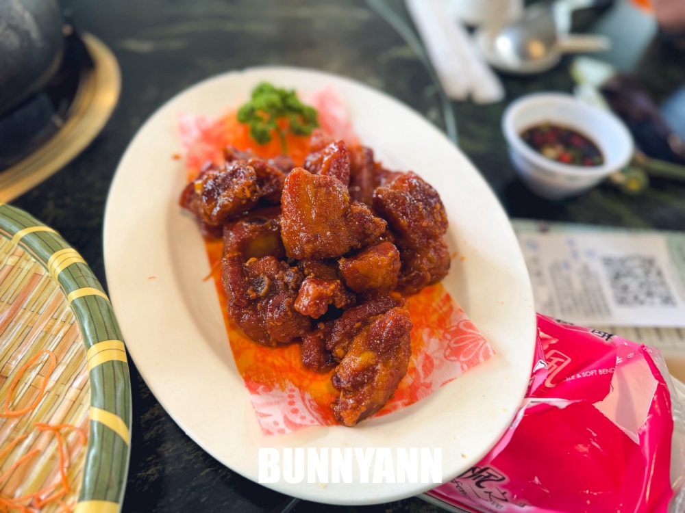登山客才知道，是放養山雞店家，超狂小火車送餐，森林系最強鹽焗雞