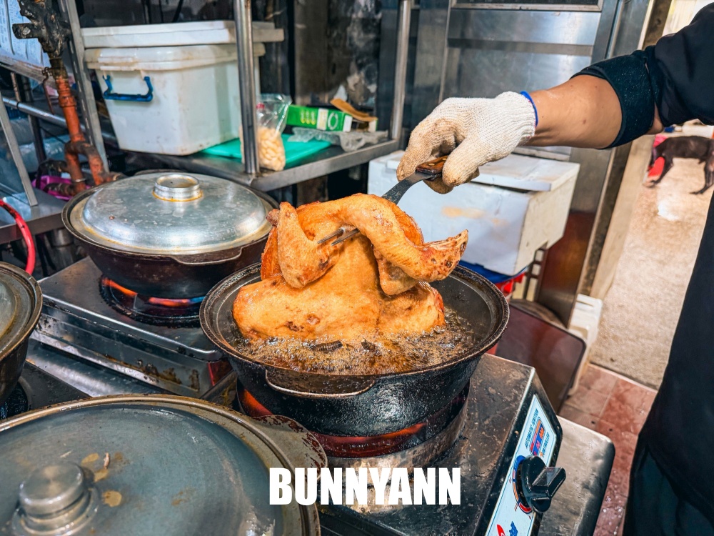 登山客才知道，是放養山雞店家，超狂小火車送餐，森林系最強鹽焗雞