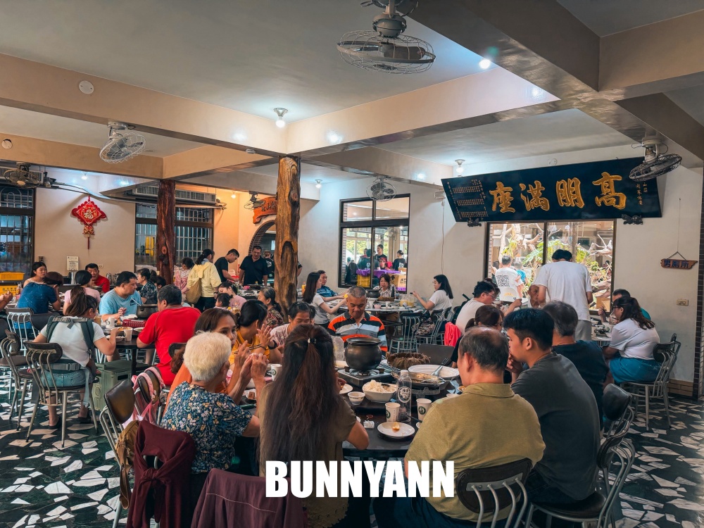 登山客才知道，是放養山雞店家，超狂小火車送餐，森林系最強鹽焗雞