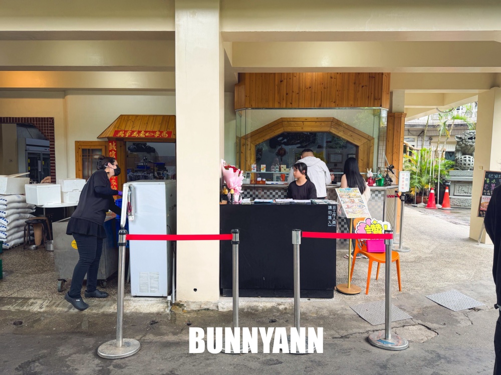 登山客才知道，是放養山雞店家，超狂小火車送餐，森林系最強鹽焗雞