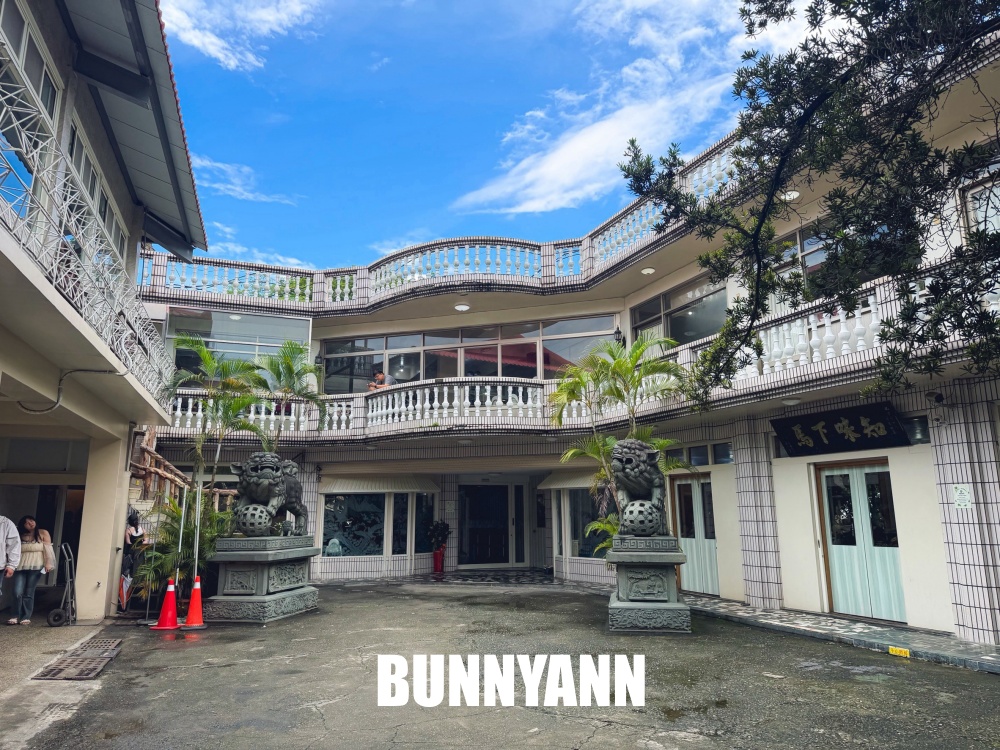 登山客才知道，是放養山雞店家，超狂小火車送餐，森林系最強鹽焗雞