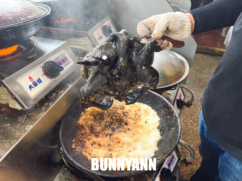 登山客才知道，是放養山雞店家，超狂小火車送餐，森林系最強鹽焗雞