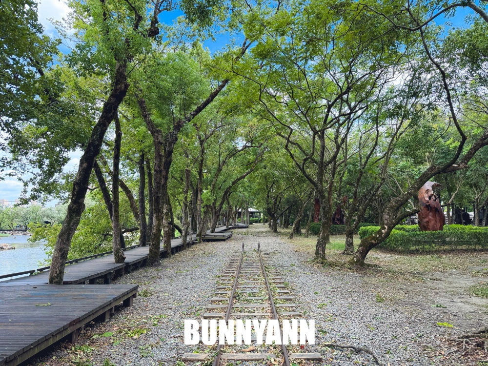 一半的人沒來過，卻是森林鐵道園區，繞一圈不用半小時，日系星巴克也是主打
