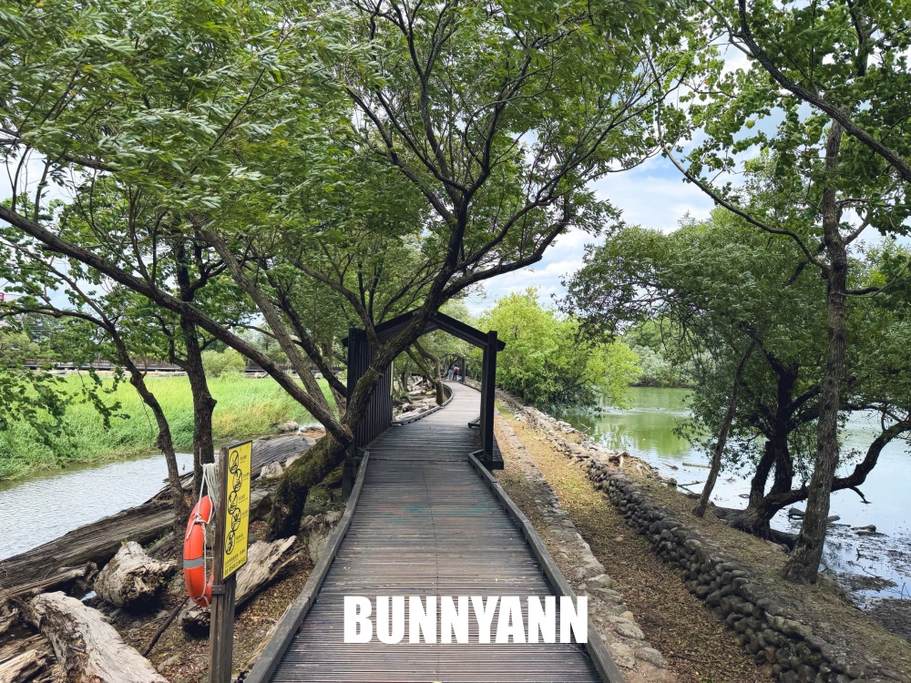 一半的人沒來過，卻是森林鐵道園區，繞一圈不用半小時，日系星巴克也是主打