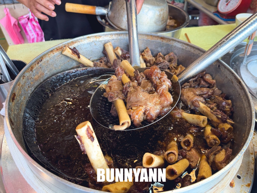 一半人不知道，是羊肉湯店家，點大碗一定吃不完，藥燉湯能免費續