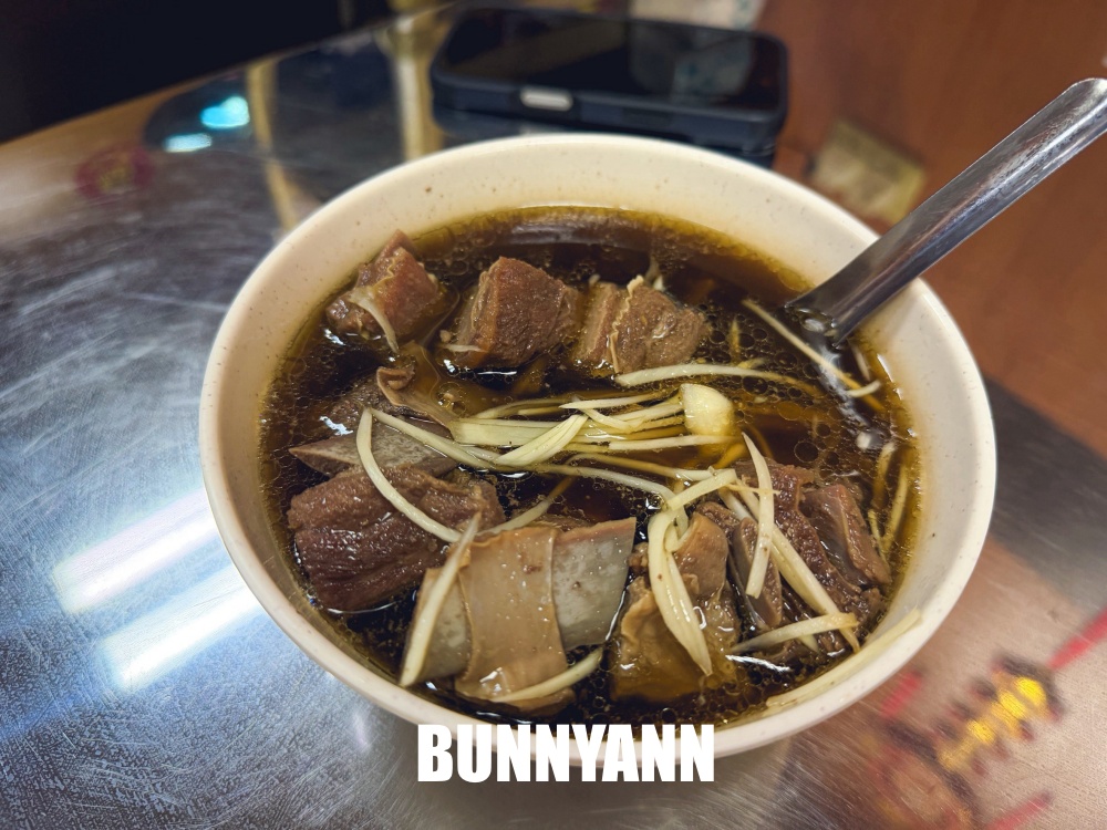 一半人不知道，是羊肉湯店家，點大碗一定吃不完，藥燉湯能免費續