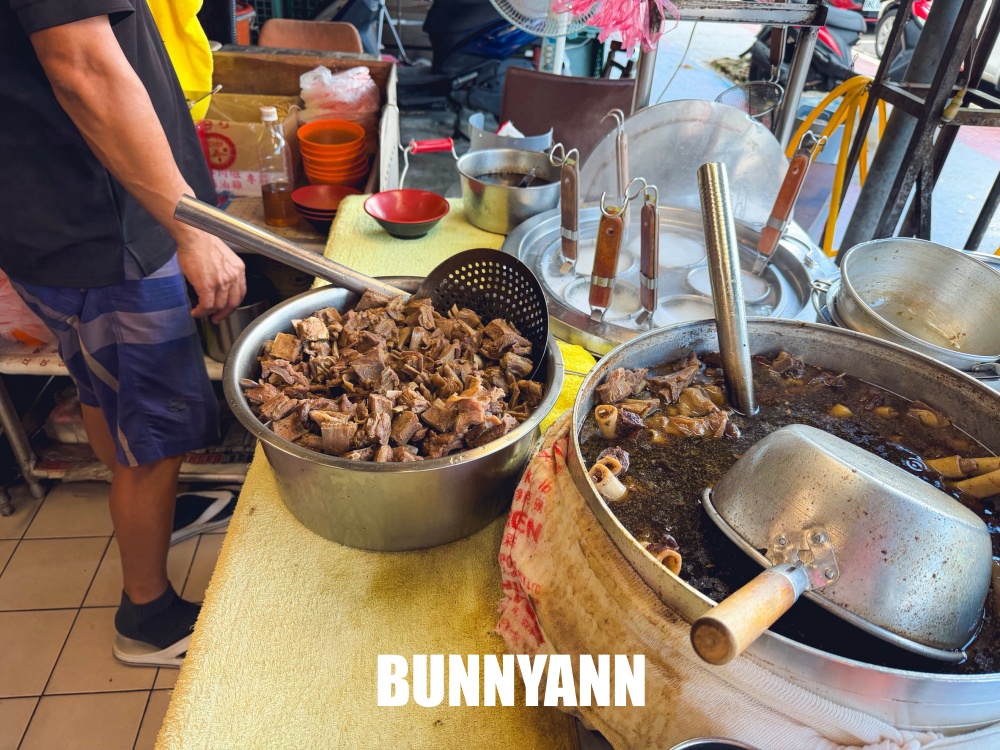 一半人不知道，是羊肉湯店家，點大碗一定吃不完，藥燉湯能免費續