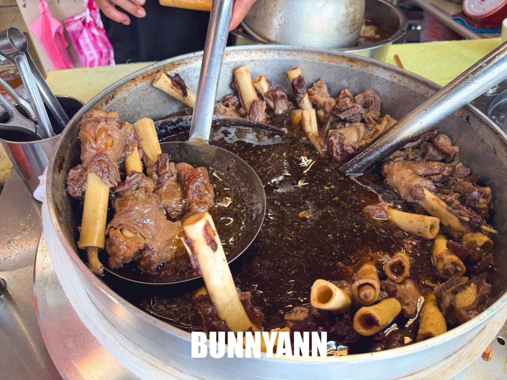 一半人不知道，是羊肉湯店家，點大碗一定吃不完，藥燉湯能免費續