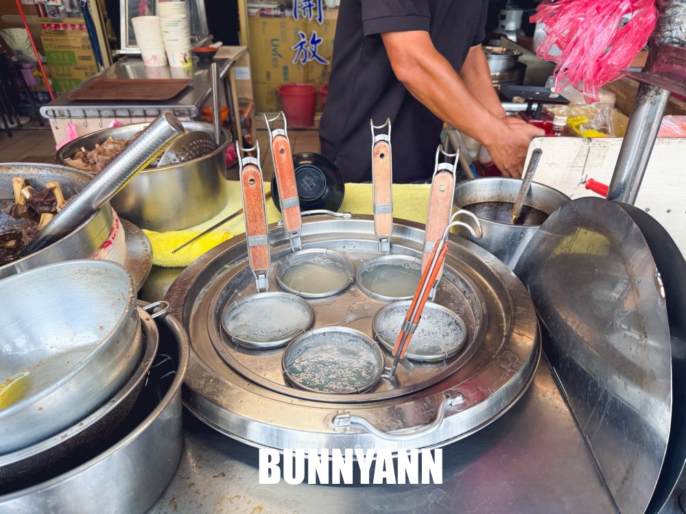 一半人不知道，是羊肉湯店家，點大碗一定吃不完，藥燉湯能免費續