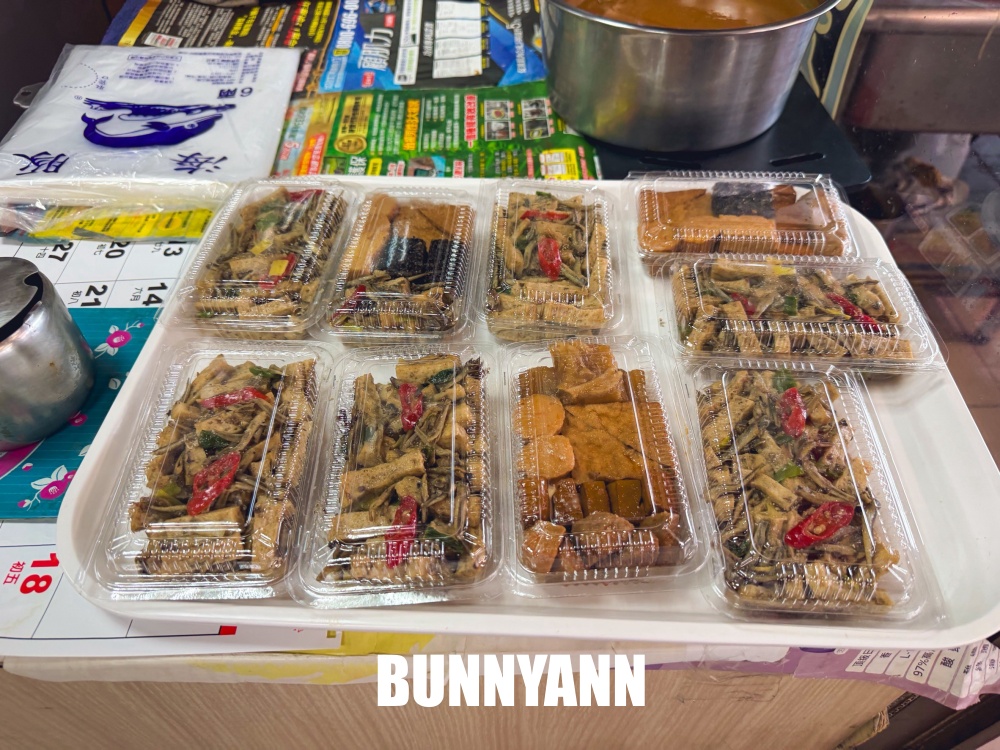 一半人不知道，是羊肉湯店家，點大碗一定吃不完，藥燉湯能免費續