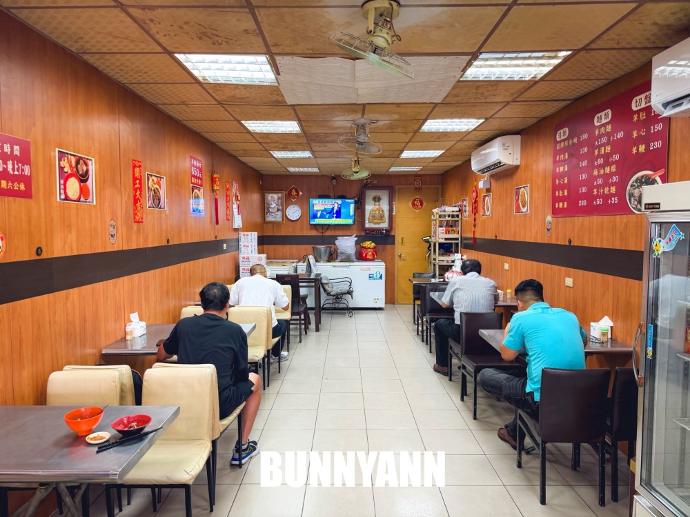 一半人不知道，是羊肉湯店家，點大碗一定吃不完，藥燉湯能免費續