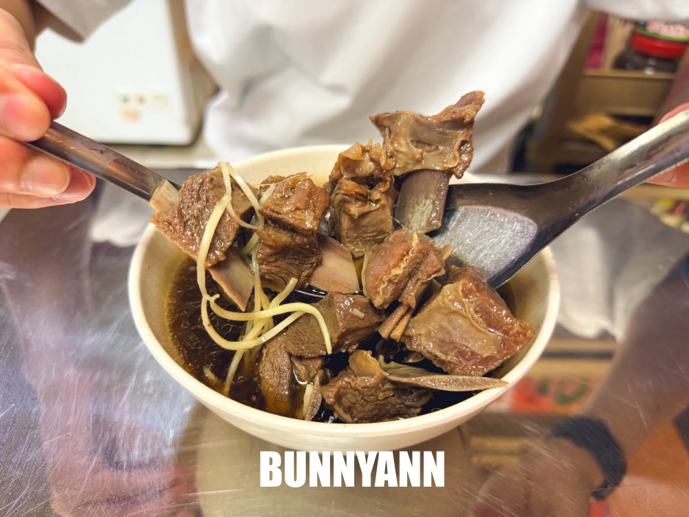 一半人不知道，是羊肉湯店家，點大碗一定吃不完，藥燉湯能免費續