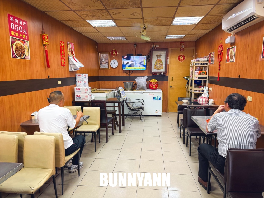 一半人不知道，是羊肉湯店家，點大碗一定吃不完，藥燉湯能免費續