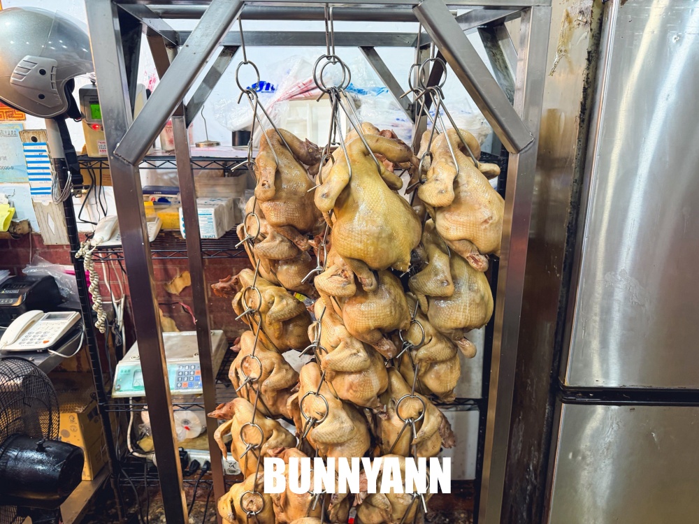 地點在巷口，就是脫線雞便當店家，海陸飯65元好便宜，雞腿也是必吃