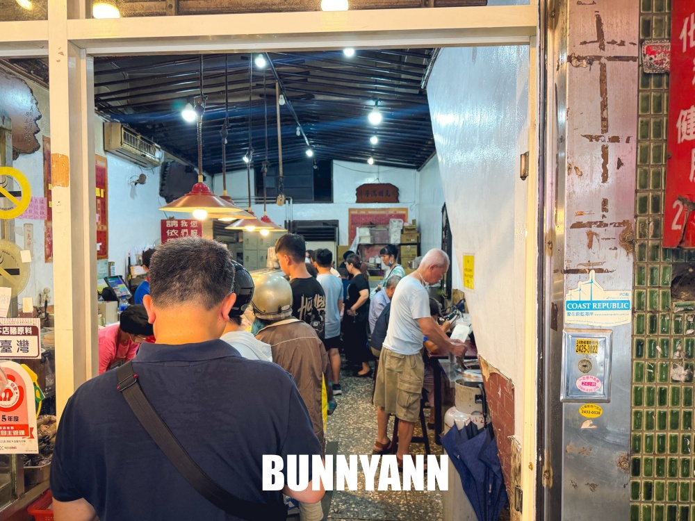 地點在巷口，就是脫線雞便當店家，海陸飯65元好便宜，雞腿也是必吃