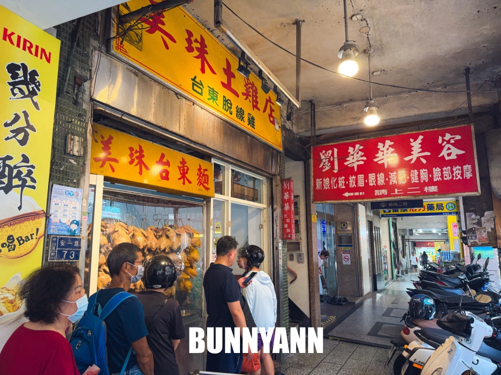 地點在巷口，就是脫線雞便當店家，海陸飯65元好便宜，雞腿也是必吃
