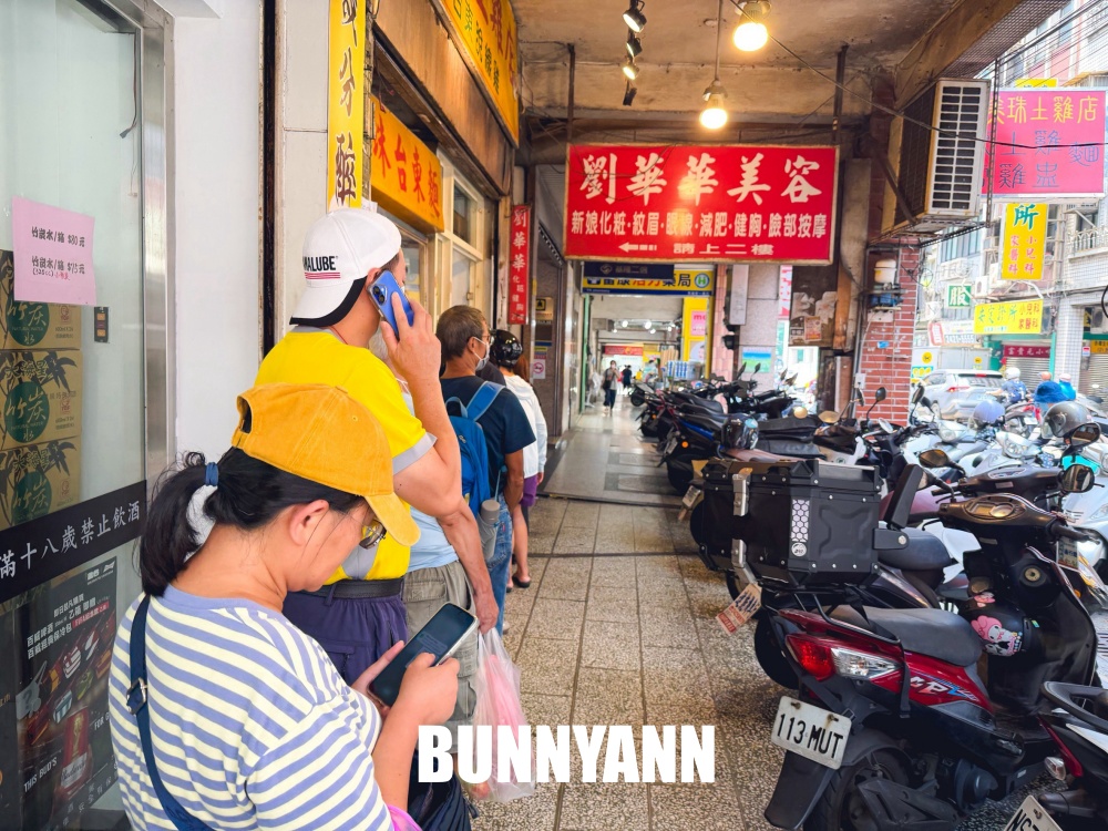地點在巷口，就是脫線雞便當店家，海陸飯65元好便宜，雞腿也是必吃