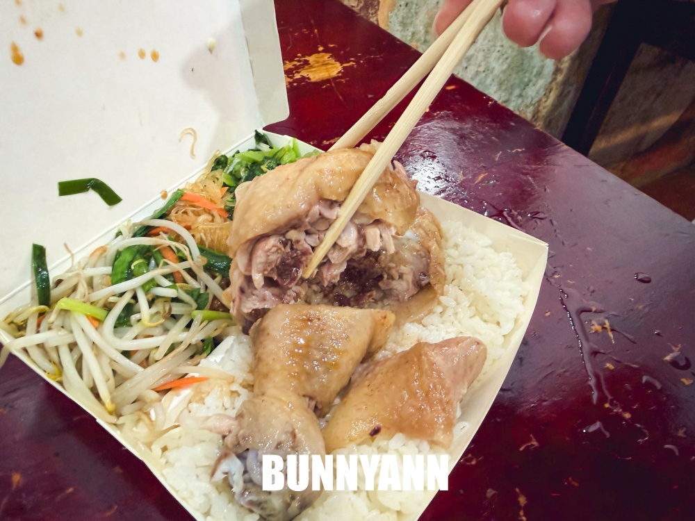 地點在巷口，就是脫線雞便當店家，海陸飯65元好便宜，雞腿也是必吃