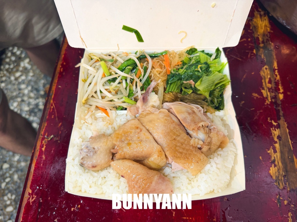 地點在巷口，就是脫線雞便當店家，海陸飯65元好便宜，雞腿也是必吃