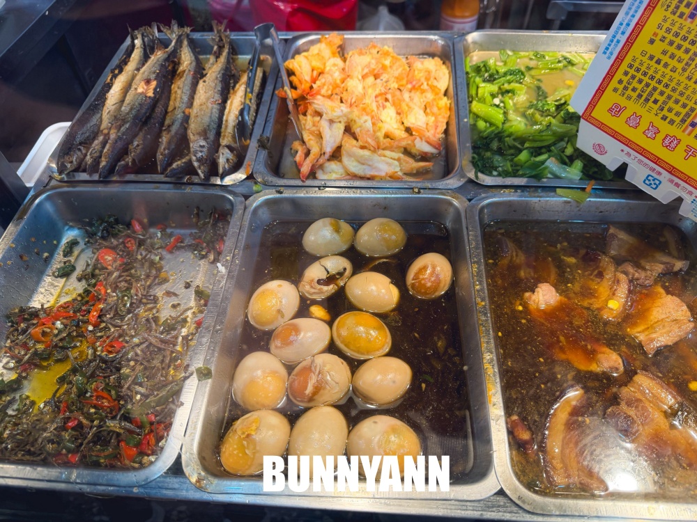 地點在巷口，就是脫線雞便當店家，海陸飯65元好便宜，雞腿也是必吃