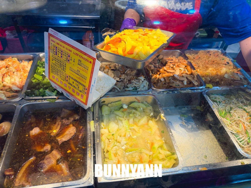 地點在巷口，就是脫線雞便當店家，海陸飯65元好便宜，雞腿也是必吃