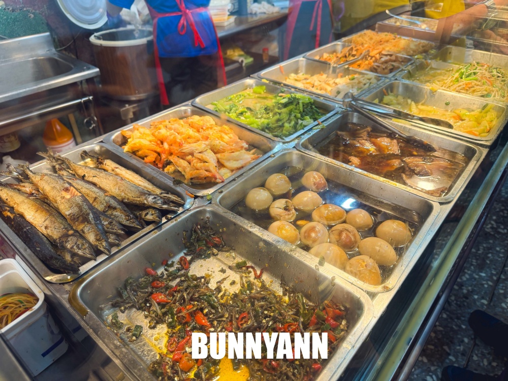 地點在巷口，就是脫線雞便當店家，海陸飯65元好便宜，雞腿也是必吃