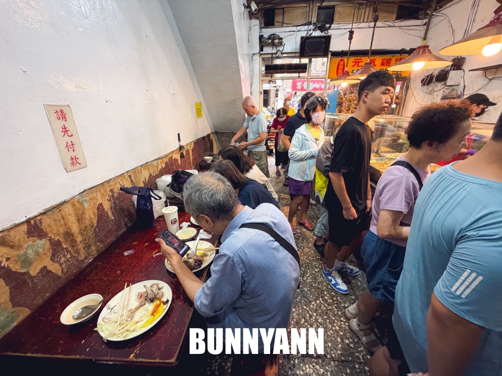 地點在巷口，就是脫線雞便當店家，海陸飯65元好便宜，雞腿也是必吃