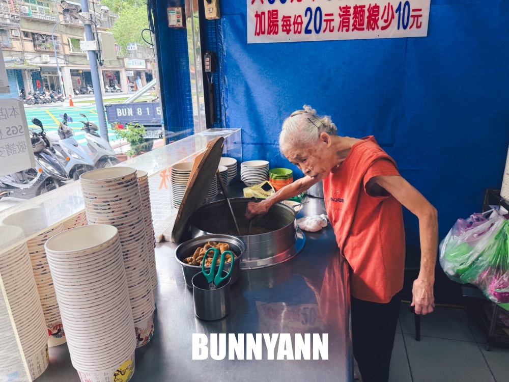 原本單純吃麵線，結果是九十歲阿桑大腸麵線，大碗60元夠便宜又好吃