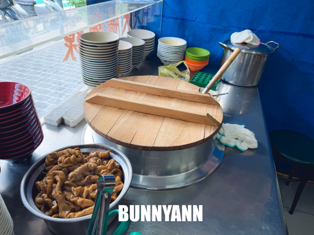 原本單純吃麵線，結果是九十歲阿桑大腸麵線，大碗60元夠便宜又好吃