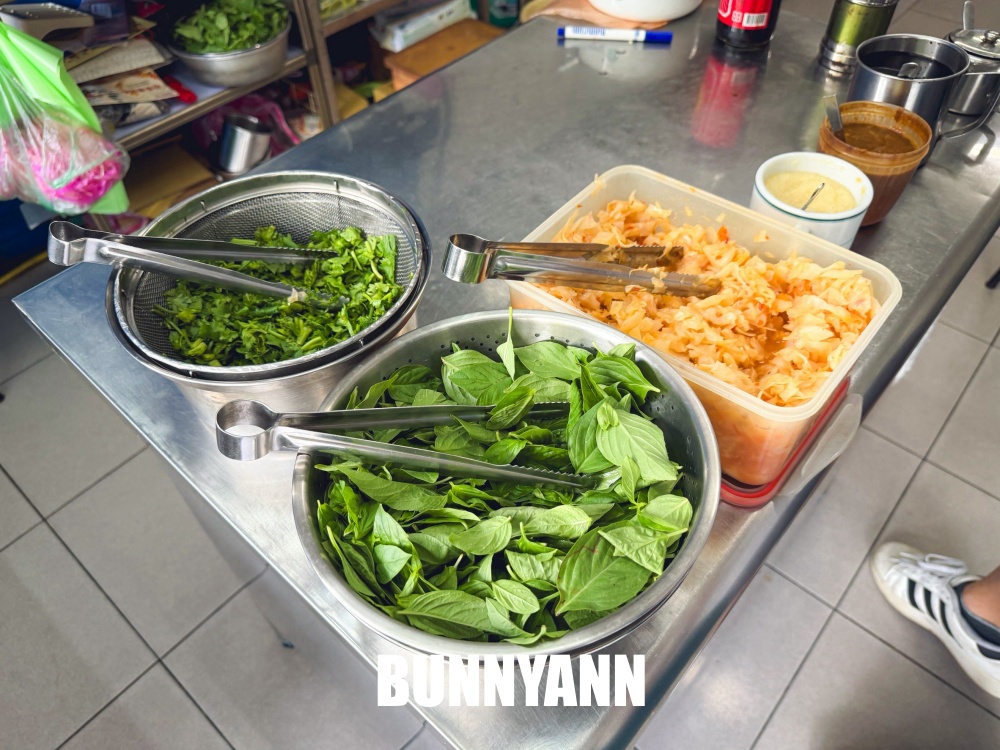 原本單純吃麵線，結果是九十歲阿桑大腸麵線，大碗60元夠便宜又好吃