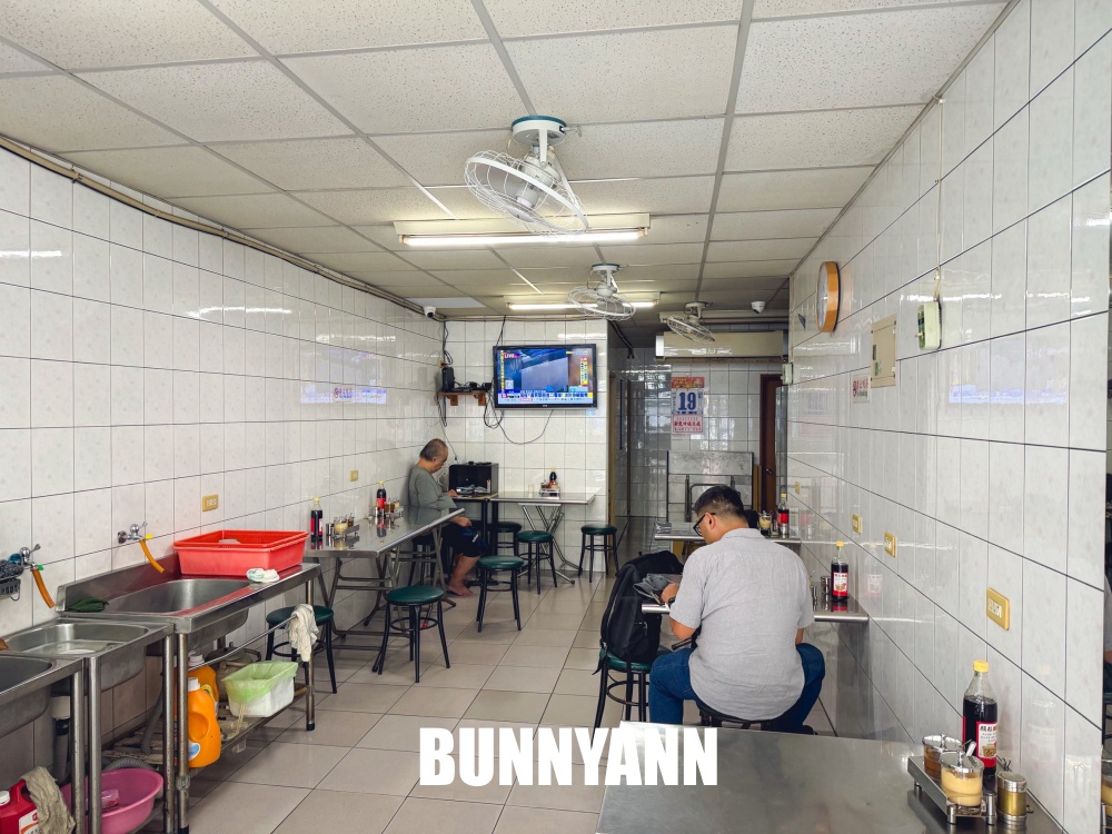 原本單純吃麵線，結果是九十歲阿桑大腸麵線，大碗60元夠便宜又好吃
