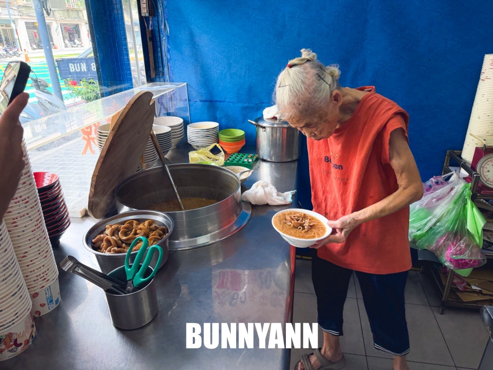 原本單純吃麵線，結果是九十歲阿桑大腸麵線，大碗60元夠便宜又好吃