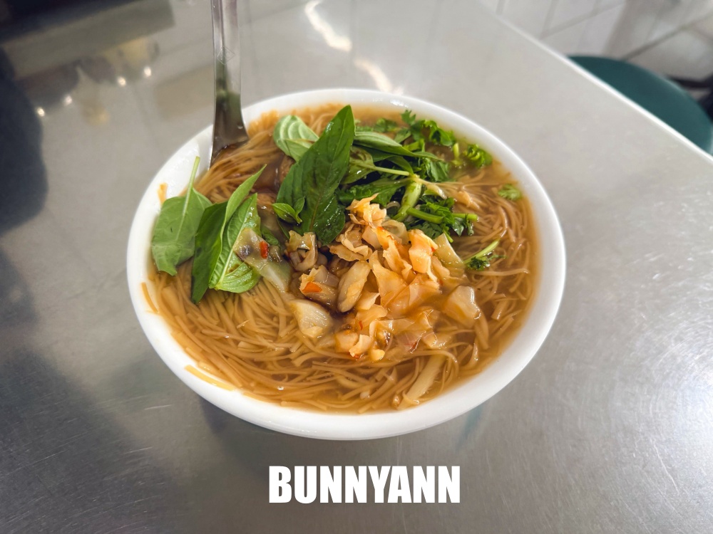 原本單純吃麵線，結果是九十歲阿桑大腸麵線，大碗60元夠便宜又好吃