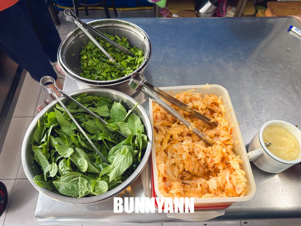 原本單純吃麵線，結果是九十歲阿桑大腸麵線，大碗60元夠便宜又好吃