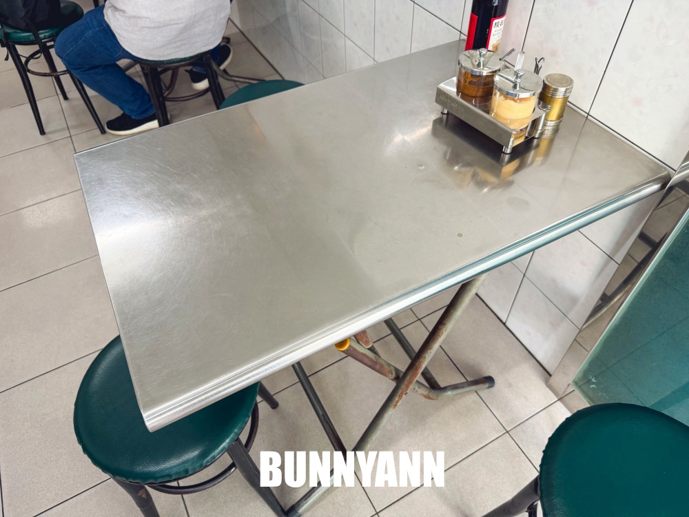 原本單純吃麵線，結果是九十歲阿桑大腸麵線，大碗60元夠便宜又好吃