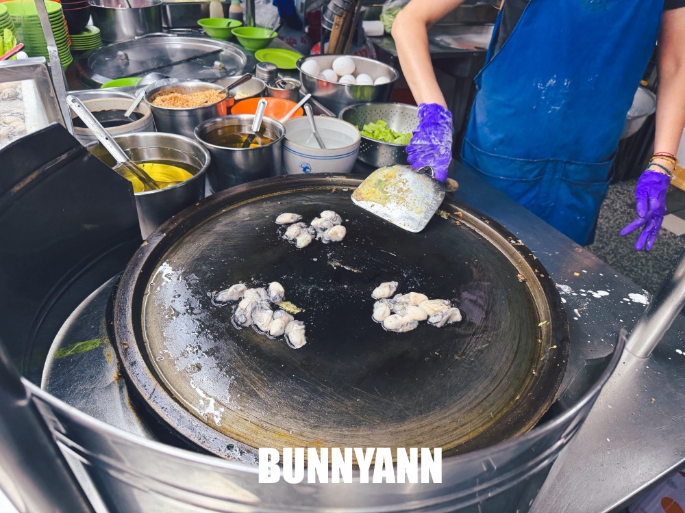 怎麼那麼親民？蚵仔湯加蚵仔煎只要150元，乾麵跟乾蚵仔也超多人點