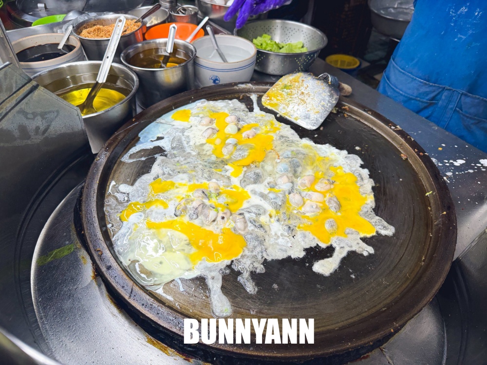 怎麼那麼親民？蚵仔湯加蚵仔煎只要150元，乾麵跟乾蚵仔也超多人點