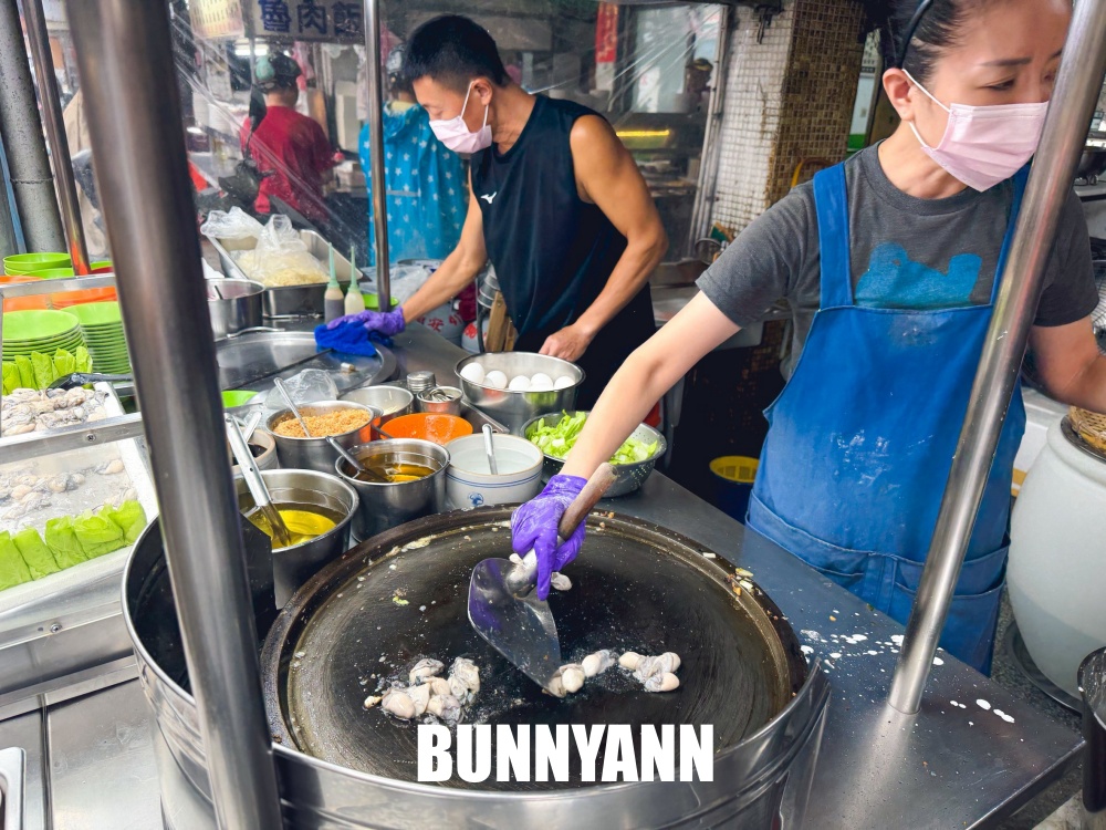 怎麼那麼親民？蚵仔湯加蚵仔煎只要150元，乾麵跟乾蚵仔也超多人點