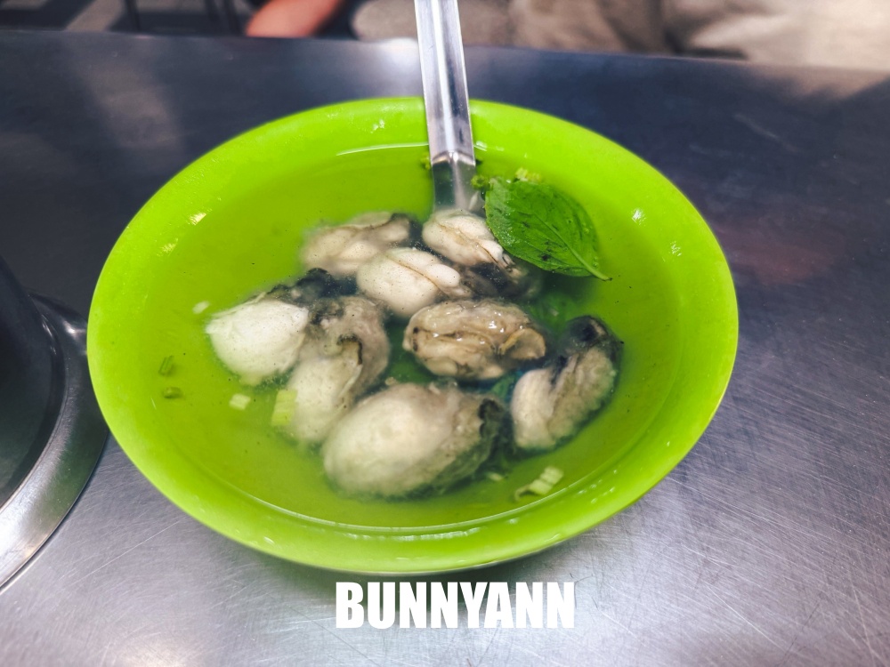 怎麼那麼親民？蚵仔湯加蚵仔煎只要150元，乾麵跟乾蚵仔也超多人點