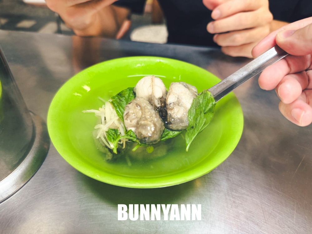 怎麼那麼親民？蚵仔湯加蚵仔煎只要150元，乾麵跟乾蚵仔也超多人點