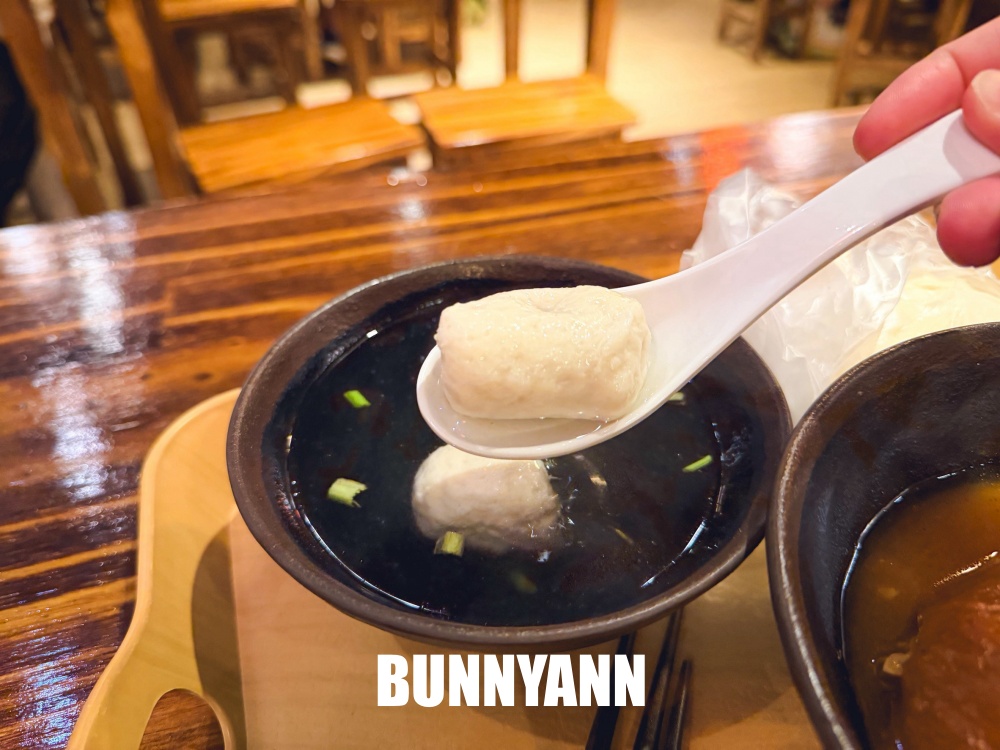 這家魚丸湯店家重新營業，很多人還沒來吃，包子跟阿給都是必吃