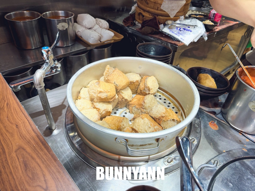 這家魚丸湯店家重新營業，很多人還沒來吃，包子跟阿給都是必吃