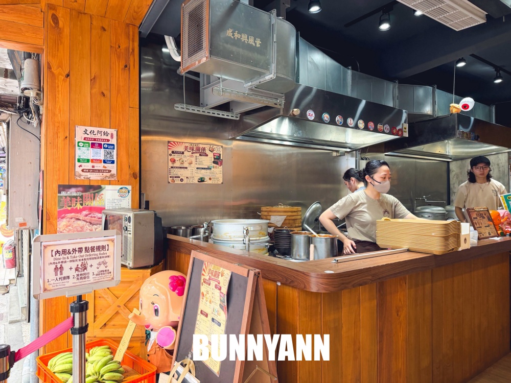 這家魚丸湯店家重新營業，很多人還沒來吃，包子跟阿給都是必吃