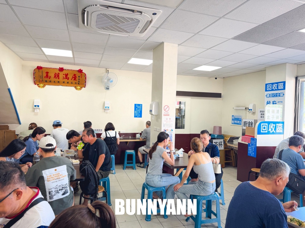 很多人沒吃過，是鮮肉湯包店家，一籠八十元，蔥花隨便加是主打
