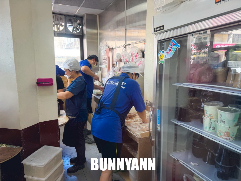 很多人沒吃過，是鮮肉湯包店家，一籠八十元，蔥花隨便加是主打