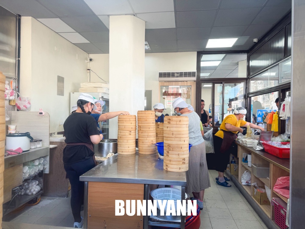 很多人沒吃過，是鮮肉湯包店家，一籠八十元，蔥花隨便加是主打