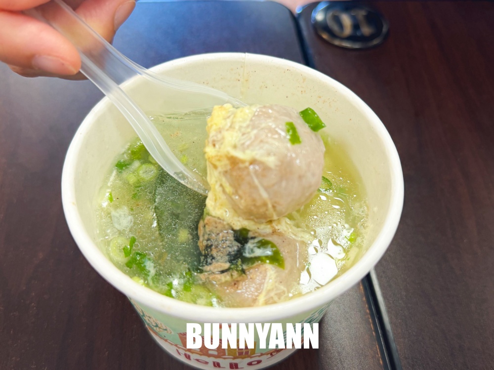 很多人沒吃過，是鮮肉湯包店家，一籠八十元，蔥花隨便加是主打