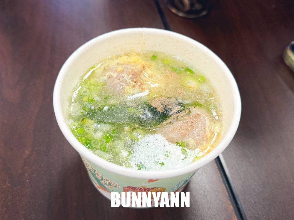 很多人沒吃過，是鮮肉湯包店家，一籠八十元，蔥花隨便加是主打