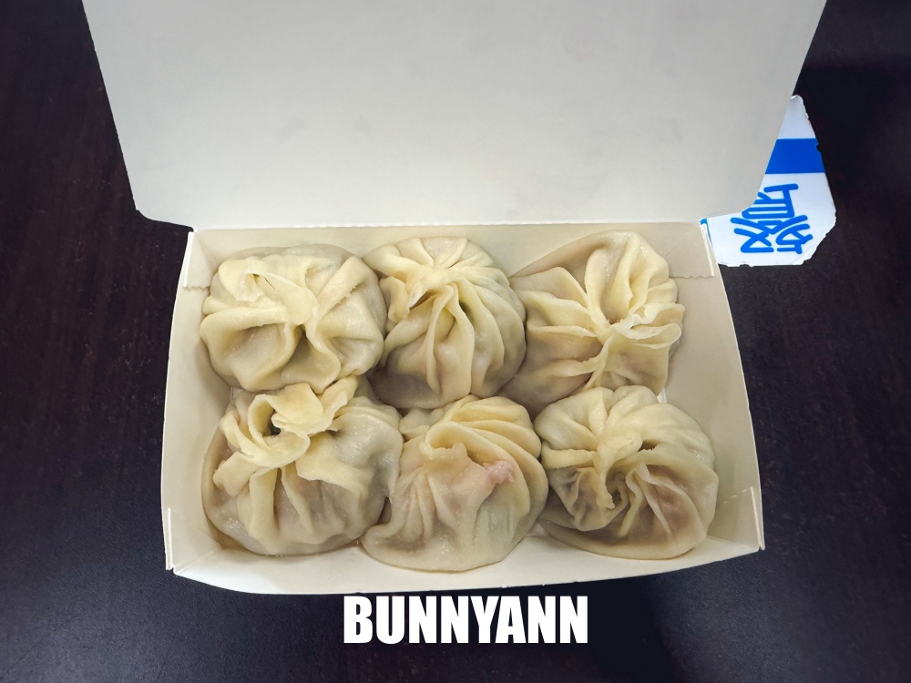 很多人沒吃過，是鮮肉湯包店家，一籠八十元，蔥花隨便加是主打