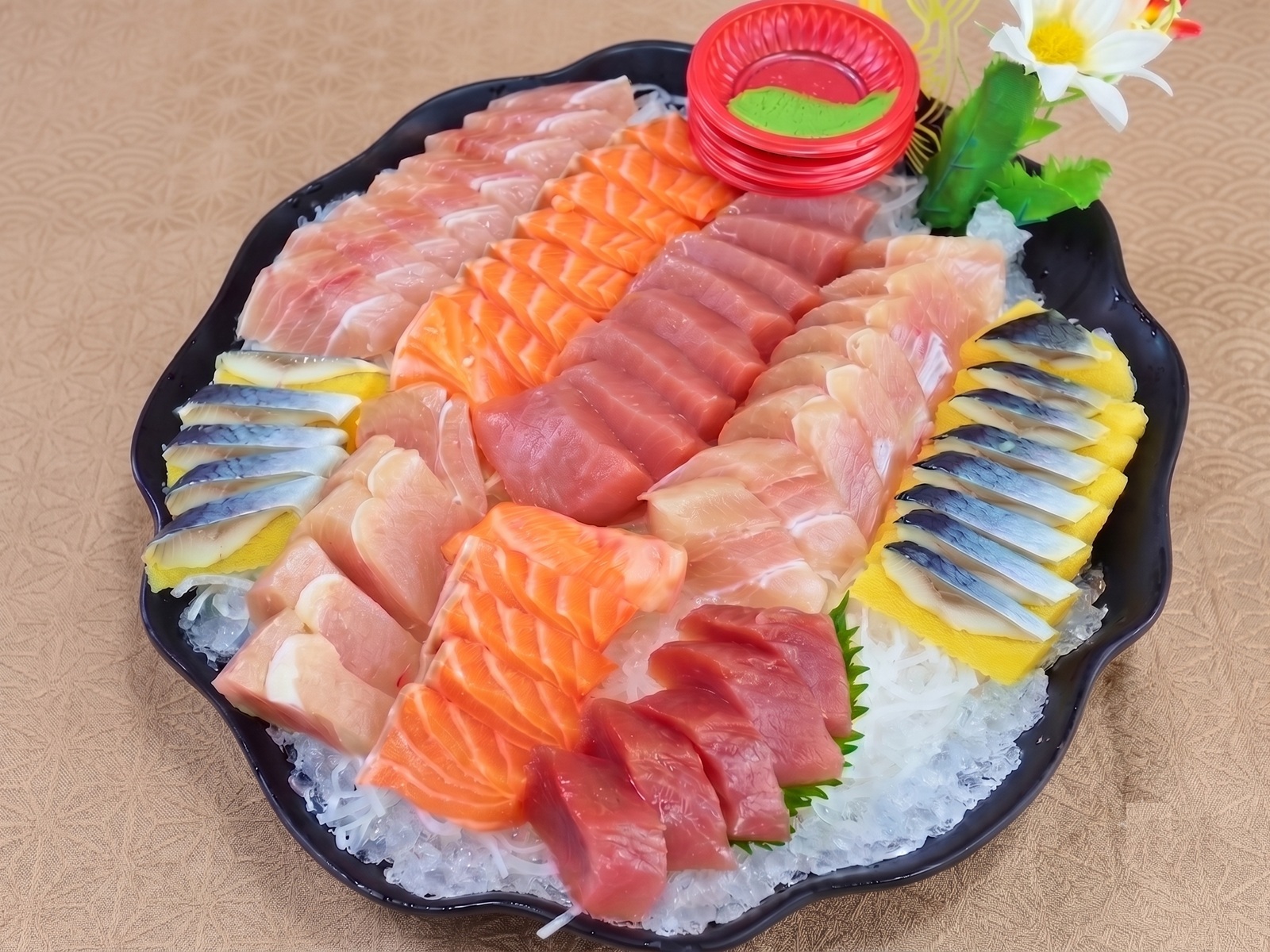 一半的人沒吃過，是海鮮店家，四十片生魚片只要兩百元，蚵仔酥也是招牌